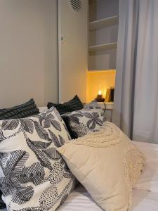 Postel nebo postele na pokoji v ubytování Nextdoor Host Quiet Work-Ready Studio at Kamppi Fast WiFi