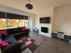 セント・アンズ・オン・ザ・シーにあるBeach Side Bungalowのソファと暖炉のあるリビングルーム