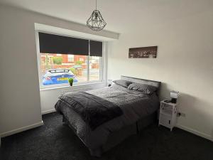 セント・アンズ・オン・ザ・シーにあるBeach Side Bungalowの窓の前にベッドがある寝室