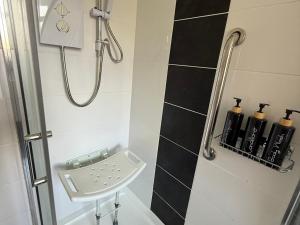 セント・アンズ・オン・ザ・シーにあるBeach Side Bungalowのシャワーと洗面台付きのバスルーム +19枚の写真