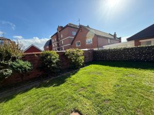 セント・アンズ・オン・ザ・シーにあるBeach Side Bungalowの煉瓦の裏庭と芝生の庭
