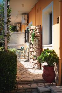 a garden with a patio with a table and chairs at Ipsos Wave Apartments in Ipsos