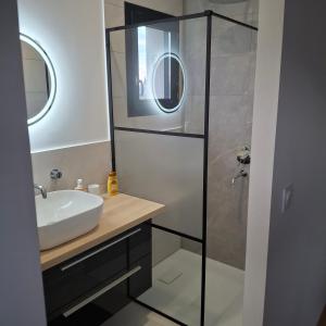 ein Badezimmer mit Waschbecken und Dusche in der Unterkunft Villa de la trêve in Malleval + 7 Fotos