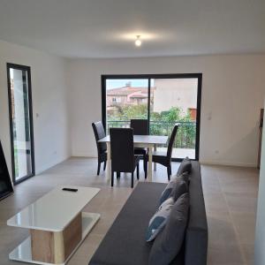 ein Wohnzimmer mit Sofa und Tisch in der Unterkunft Villa de la trêve in Malleval