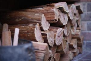 ein Stapel Holz, übereinander gestapelt in der Unterkunft Merrimeet Cottages in Bright