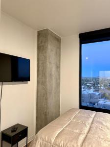 フェニックスにある2bd 2bth Highrise in the heart of Roosevelt District!のベッドと大きな窓のある寝室