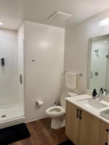 フェニックスにある2bd 2bth Highrise in the heart of Roosevelt District!のトイレ、洗面台、シャワー付きのバスルーム +8枚の写真