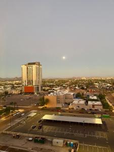 フェニックスにある2bd 2bth Highrise in the heart of Roosevelt District!の大きな建物の駐車場の空中ビュー