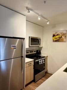 フェニックスにある2bd 2bth Highrise in the heart of Roosevelt District!のキッチン(ステンレス製の冷蔵庫、電子レンジ付)