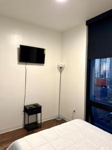 フェニックスにある2bd 2bth Highrise in the heart of Roosevelt District!のベッドルーム1室(ベッド1台、壁掛け薄型テレビ付)
