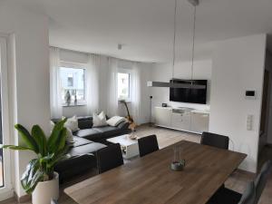 a living room with a table and a couch at Annas Ferienwohnung in Wallerfangen