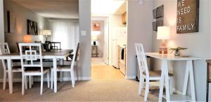 Χώρος καθιστικού στο Modern & Stylish Furnished 1 Bed 1 Bath