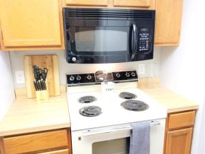 Η κουζίνα ή μικρή κουζίνα στο Modern & Stylish Furnished 1 Bed 1 Bath +12 φωτογραφίες