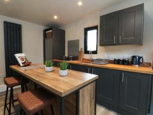 Kuchyň nebo kuchyňský kout v ubytování The Cabin + 23 fotografií