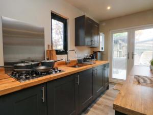 Kuchyň nebo kuchyňský kout v ubytování The Cabin