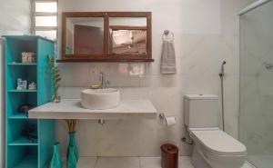 Vannituba majutusasutuses Casa Aconchegante ao Pé da Praia do Portinho +98 fotot