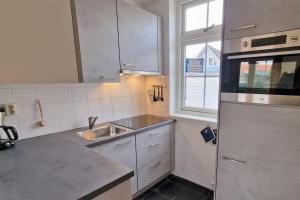 ドンブルグにあるHello Zeeland - Westweg 9Bのシンクと冷蔵庫付きのキッチン