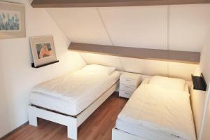 ドンブルグにあるHello Zeeland - Westweg 9Bの小さなベッドルーム(ベッド2台、棚付) +6枚の写真