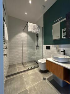 Stantsiya KachretiVilla 39, Kachreti Ambassadori Golf Resort的带淋浴、马桶和水槽的浴室