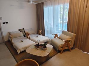 Una sala de estar con un sofá y sillas y una mesa. en Estrella Izha 204, en La Laguna 19 fotos más