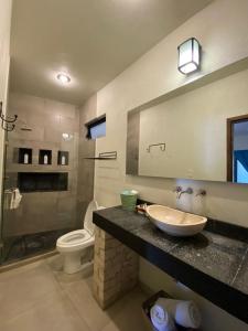 un baño con lavabo e inodoro en Hotel Boutique Don Faustino, en Bernal