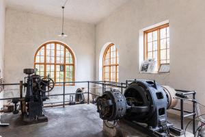 a room with two machines in a room with windows at Franshammars vandrarhem in Hassela