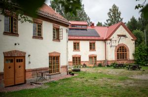 a house with a picnic table in the yard at Franshammars vandrarhem in Hassela