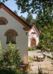 哈瑟拉Franshammars vandrarhem的一间房子，前面有一张桌子和几把椅子