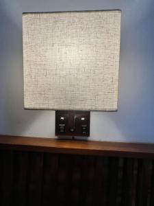 une lampe sur une table en bois dans l'établissement Casa amigos Comala, à Comala