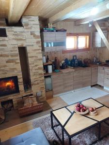 una sala de estar con una mesa y una chimenea en Chata u Zbojníka, en Oravský Podzámok 5 fotos más