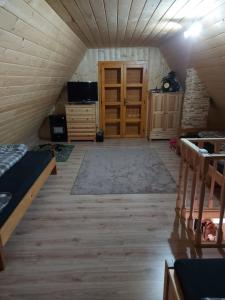 Habitación en el ático con cama y escritorio en Chata u Zbojníka, en Oravský Podzámok