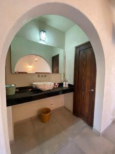 un baño con lavabo y espejo en Hotel Boutique Don Faustino, en Bernal