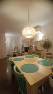 德拉塞尔瓦港La Yeye Offre d'automne de 6 nuits & 6 Nights Autumn Offer的配有绿椅和吊灯的餐桌