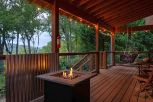 Balkón nebo terasa v ubytování River Rock Cabin - Comfortable, Private Home with King Beds & Mountain Views