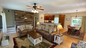 Posezení v ubytování River Rock Cabin - Comfortable, Private Home with King Beds & Mountain Views