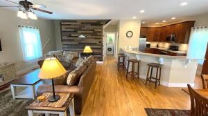 Posezení v ubytování River Rock Cabin - Comfortable, Private Home with King Beds & Mountain Views + 44 fotografií