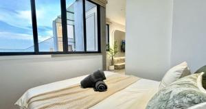 Un pat sau paturi într-o cameră la Jacuzzi with Starry Sky Bedroom-7pax