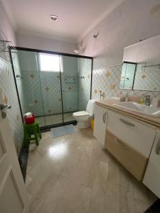 a bathroom with a sink and a toilet and a mirror at Quarto amplo e confortável in Sao Paulo