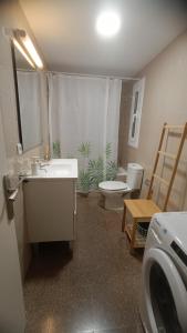 德拉塞尔瓦港La Yeye Offre d'automne de 6 nuits & 6 Nights Autumn Offer的带马桶和水槽的浴室