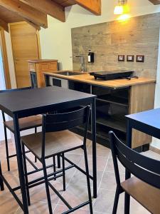 Η κουζίνα ή μικρή κουζίνα στο Villa Lilli Beta Bella - Appartamento Rosso Whispering Vines