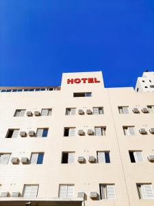 une enseigne d'hôtel sur le côté d'un bâtiment dans l'établissement Hotel Guarumar, à Guarujá