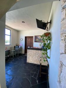 sala de estar con chimenea y pared de piedra en Hotel Boutique Don Faustino, en Bernal 24 fotos más