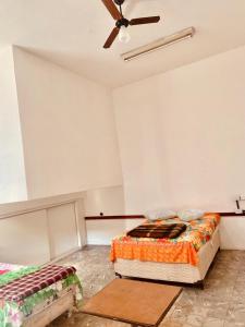 Giường trong phòng chung tại Hotel Cetro