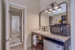 リンカーンシティにあるBeachfront Manor Hotelのキッチン(電子レンジ、シンク付きのカウンター付)