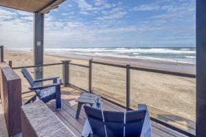 リンカーンシティにあるBeachfront Manor Hotelのポーチ(青い椅子2脚付)