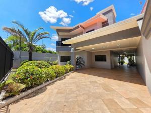 een groot huis met een oprit ervoor bij Luxury and Comfort, Jacuzzi, Spectacular Pool in Foz do Iguaçu