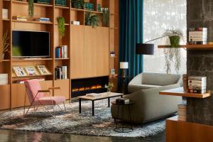 Una sala de estar con un sofá y una chimenea. en NH Ciudad de Cuenca, en Cuenca