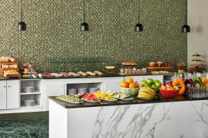 un buffet con frutas y verduras en un mostrador en NH Ciudad de Cuenca, en Cuenca