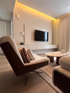 Μια τηλεόραση ή/και κέντρο ψυχαγωγίας στο 1 BR Luxury Apt by AJ Aljada