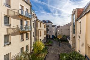 an alleyway between two buildings in a city at Le petit Taison - Metz Hyper center in Metz